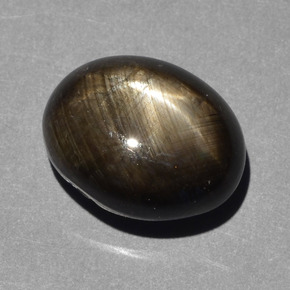 10.43カラットの天然黒スターサファイア（13.2×10.4 mm・オーバルカット）