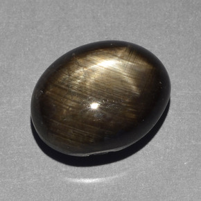 10.43カラットの天然黒スターサファイア（13.2×10.4 mm・オーバルカット）