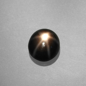 1.09カラットの天然黒スターサファイア（5.86 mm・ラウンドカット）