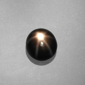 1.09カラットの天然黒スターサファイア（5.86 mm・ラウンドカット）