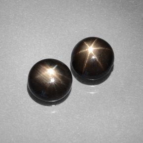 カラットの天然黒スターサファイア（6.37 mm・ラウンドカット）