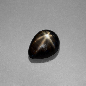 1.79カラットの天然黒スターサファイア（8×6.2 mm・洋梨の形）