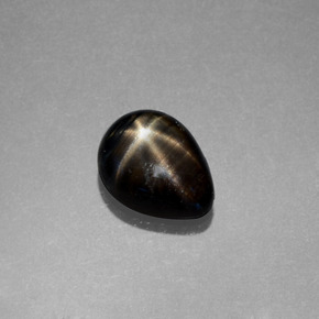 1.79カラットの天然黒スターサファイア（8×6.2 mm・洋梨の形）