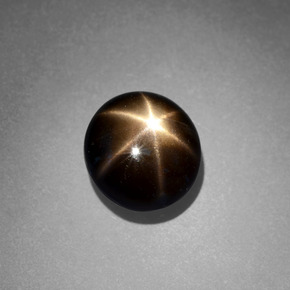 2.49カラットの天然黒スターサファイア（8.23 mm・ラウンドカット）
