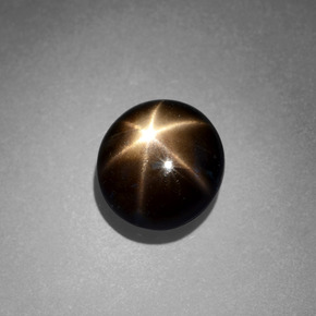2.49カラットの天然黒スターサファイア（8.23 mm・ラウンドカット）