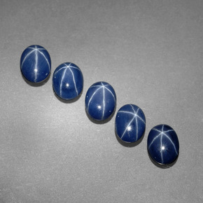 カラットの天然ブルースターサファイア（7×5.1 mm・オーバルカット）