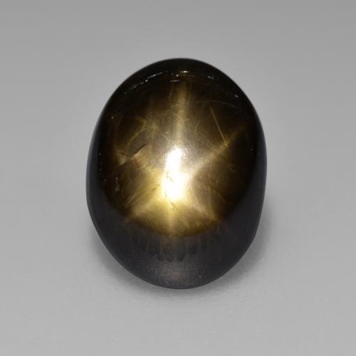 4.65カラットの天然黒スターサファイア（10.6×8.3 mm・オーバルカット）
