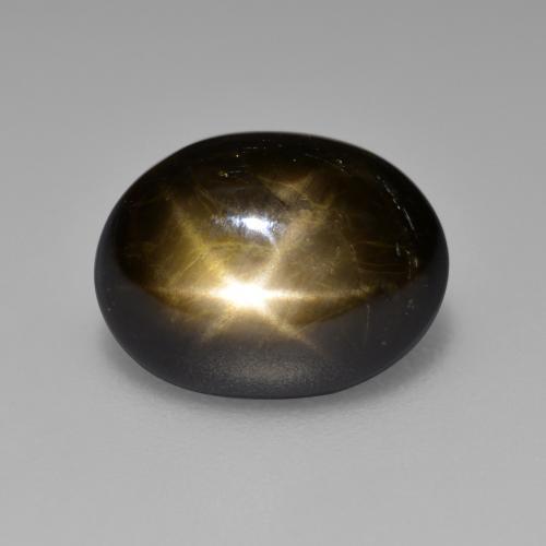 4.65カラットの天然黒スターサファイア（10.6×8.3 mm・オーバルカット）