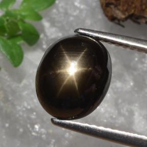 4.91カラットの天然黒スターサファイア（10×8.1 mm・オーバルカット）