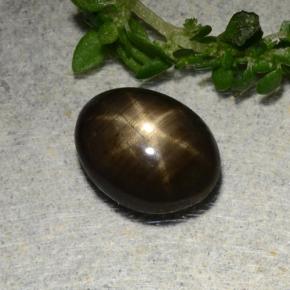 1.97カラットの天然黒スターサファイア（8.3×6.3 mm・オーバルカット）