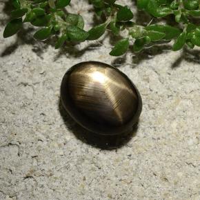 2.10カラットの天然黒スターサファイア（8.2×6.4 mm・オーバルカット）