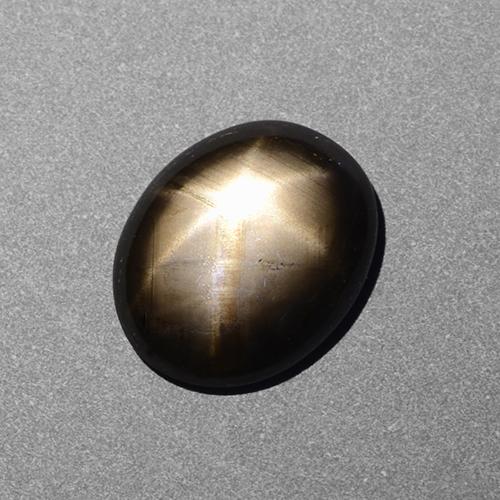 2.39カラットの天然黒スターサファイア（9.6×7.9 mm・オーバルカット）