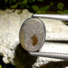 2.71カラットの天然黒スターサファイア（9.6×7.4 mm・オーバルカット）
