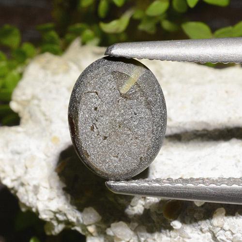 2.65カラットの天然黒スターサファイア（9.2×7.3 mm・オーバルカット）