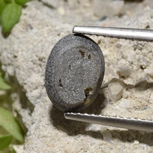 3.94カラットの天然ブラックスターサファイア、オーバルカット、オペーク