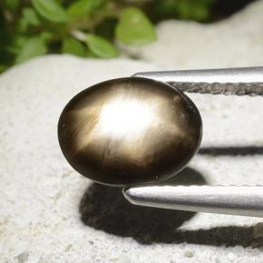 2.78カラットの天然黒スターサファイア（9.4×7.5 mm・オーバルカット）