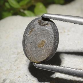 2.78カラットの天然黒スターサファイア（9.4×7.5 mm・オーバルカット）