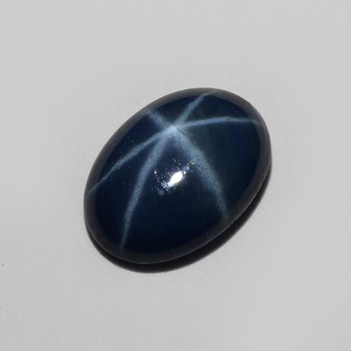 0.85カラットの天然ダークブルースターサファイア（6.9×5 mm・オーバルカット）