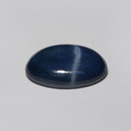 0.85カラットの天然ダークブルースターサファイア（6.9×5 mm・オーバルカット）