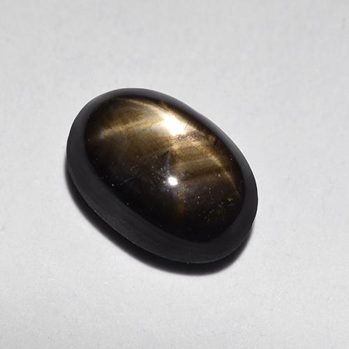 1.87カラットの天然黒スターサファイア（7.7×5.4 mm・オーバルカット）