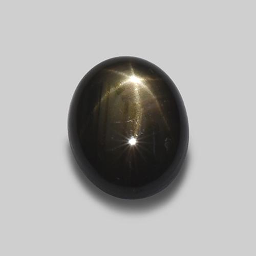 1.62カラットの天然黒スターサファイア（7.7×5.8 mm・オーバルカット）