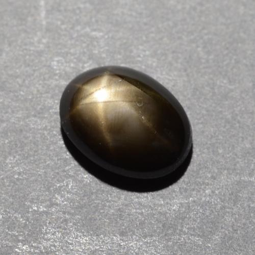 1.12カラットの天然黒スターサファイア（6.8×5.2 mm・オーバルカット）
