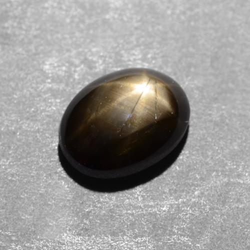 1.12カラットの天然黒スターサファイア（6.8×5.2 mm・オーバルカット）