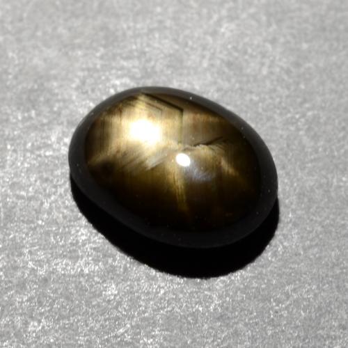 1.16カラットの天然黒スターサファイア（6.8×5.1 mm・オーバルカット）