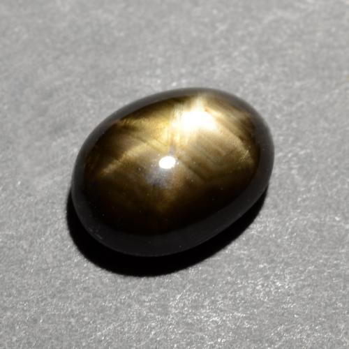 1.16カラットの天然黒スターサファイア（6.8×5.1 mm・オーバルカット）