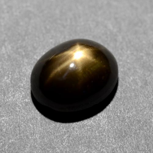 1.31カラットの天然黒スターサファイア（6.7×5.5 mm・オーバルカット）