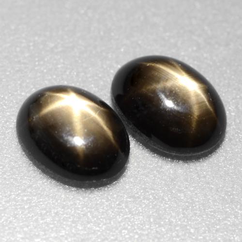 1.81カラットの天然黒スターサファイア（6.8×5 mm・オーバルカット）