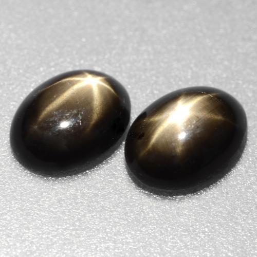 1.81カラットの天然黒スターサファイア（6.8×5 mm・オーバルカット）