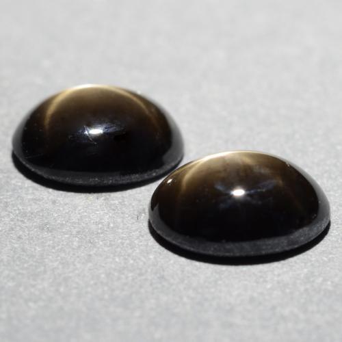1.81カラットの天然黒スターサファイア（6.8×5 mm・オーバルカット）
