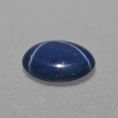 0.84カラットの天然ダークブルースターサファイア（6.8×5 mm・オーバルカット）