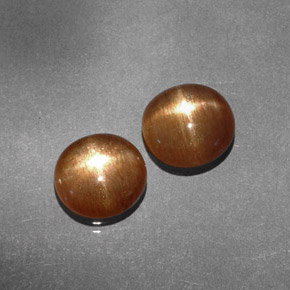 カラットの天然ゴールデンブラウンスターサンストーン（7.6×7.1 mm・オーバルカット）
