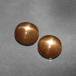 カラットの天然ゴールデンブラウンスターサンストーン（7.6×7.1 mm・オーバルカット）