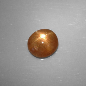 1.36カラットの天然ゴールデンブラウンスターサンストーン（8.1×7.6 mm・オーバルカット）