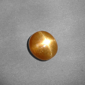 0.80カラットの天然ゴールデンブラウンスターサンストーン（6.7×6 mm・オーバルカット）