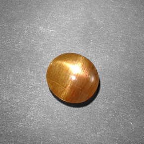 0.99カラットの天然ゴールデンブラウンスターサンストーン（7.3×6.7 mm・オーバルカット）