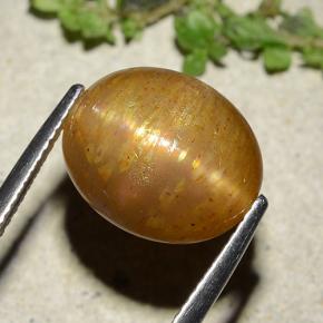 8.25カラットの天然ゴールデンブラウンスターサンストーン（13.5×11 mm・オーバルカット）