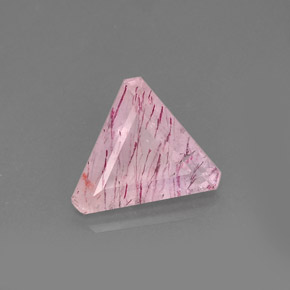 8.16カラットの天然レッドピンクストロベリークォーツ（17.2×14.1 mm・透明）