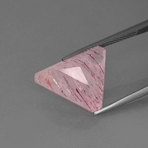 8.16カラットの天然レッドピンクストロベリークォーツ（17.2×14.1 mm・透明）