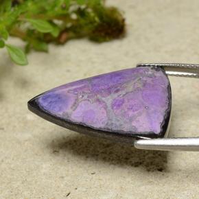 14.82カラットの天然ミディアムバイオレットスギライト、トリリオン、オペーク