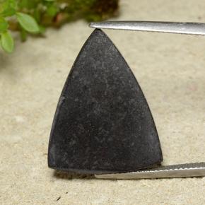 14.82カラットの天然ミディアムバイオレットスギライト、トリリオン、オペーク