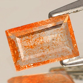 0.30カラットの天然オレンジサンストーン（5.6×3.7 mm・透明）