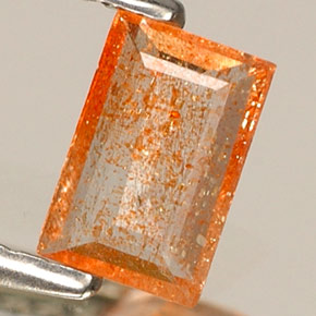 0.30カラットの天然オレンジサンストーン（5.6×3.7 mm・透明）