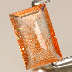 0.30カラットの天然オレンジサンストーン（5.6×3.7 mm・透明）