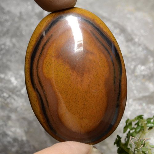 92.65カラットの天然ウォームブラウンTiger's Eye（40.8×29.4 mm・オーバルカット）