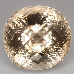 362.81カラットの天然ライトシャンパントパーズ（39.7×37.5 mm・オーバルカット）