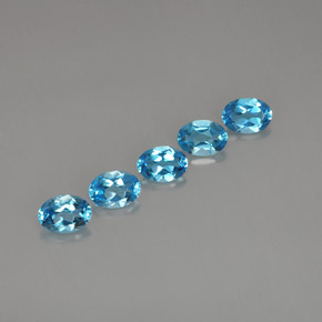 カラットの天然スイスブルートパーズ（7×5 mm・オーバルカット）